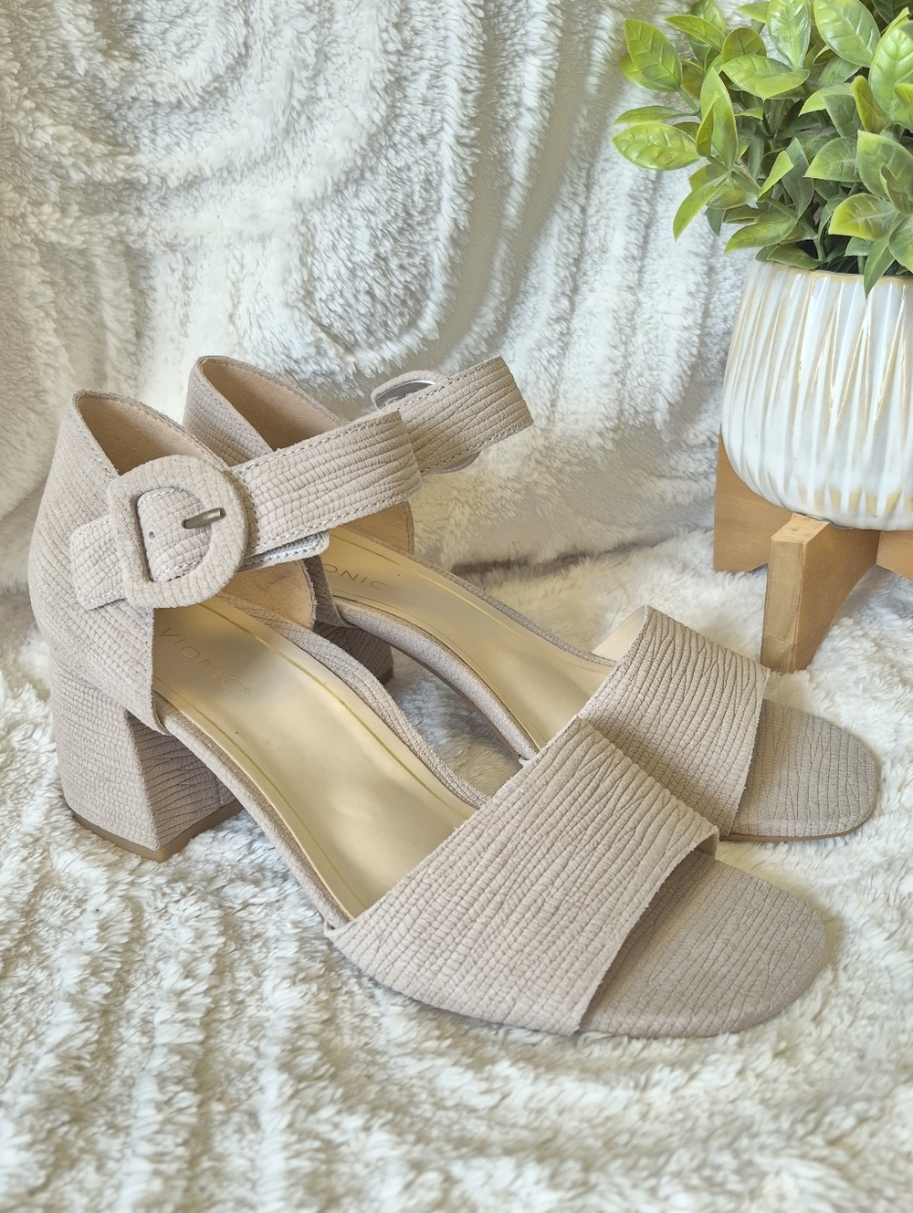 NEW Vionic Chardonnay Sandals Beige Cobblestone Leather Dress Heels Size 9.5 - Picture 4 of 15